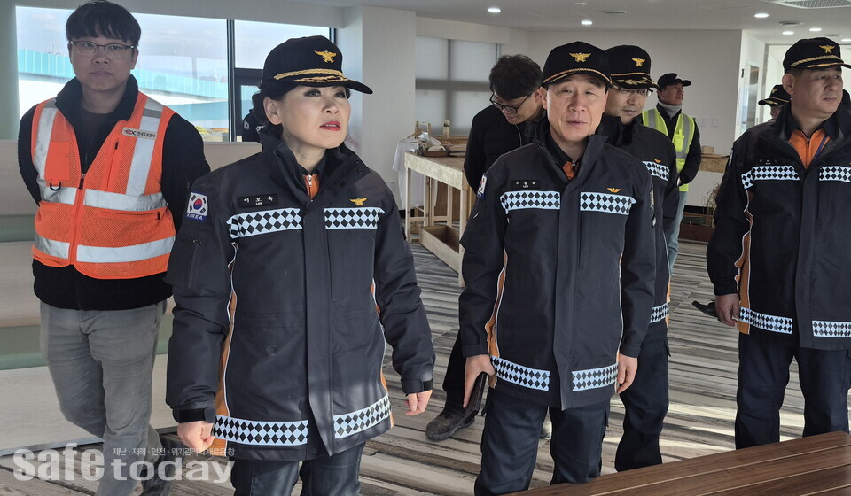 이오숙 전북소방본부장은 11월18일 ‘새만금 – 전주 고속도로 개통’을 앞두고 도로 구조와 주요 안전시설을 사전에 확인하고 복합 재난상황에 대한 대응역량을 강화하기 위해 현지적응훈련과 현장 안전점검을 종합적으로 추진했다. 이오숙 소방본부장은 “관계기관과 협력해 도로 구조와 안전시설을 면밀히 점검하고 신속하고 체계적인 대응 기반을 구축해 도민의 안전을 지키는 데 최선을 다하겠다”고 말했다. 세이프투데이 윤성규 기자(sky@safetoday.kr)
