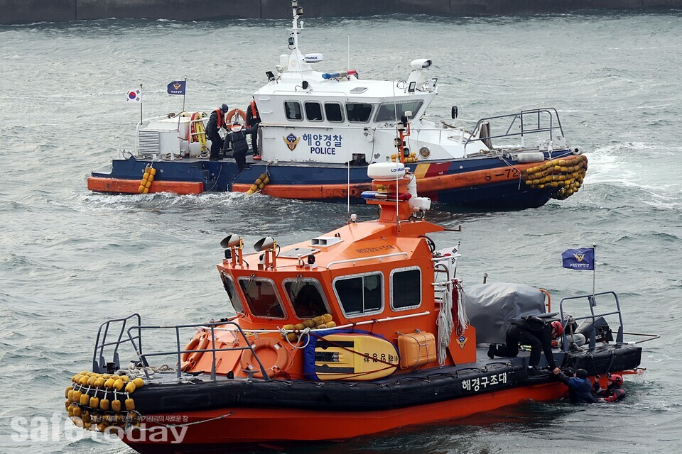 윤호중 행정안전부 장관은 임원섭 인천소방본부장 등과 함께 11월25일 오후 29개 관계기관 합동으로 인천항 인근 해상에서 열린 레디 코리아(READY Korea) 4차 훈련, 해상 선박 충돌사고 대응체계 훈련을 참관했다. 세이프투데이 윤성규 기자(sky@safetoday.kr)